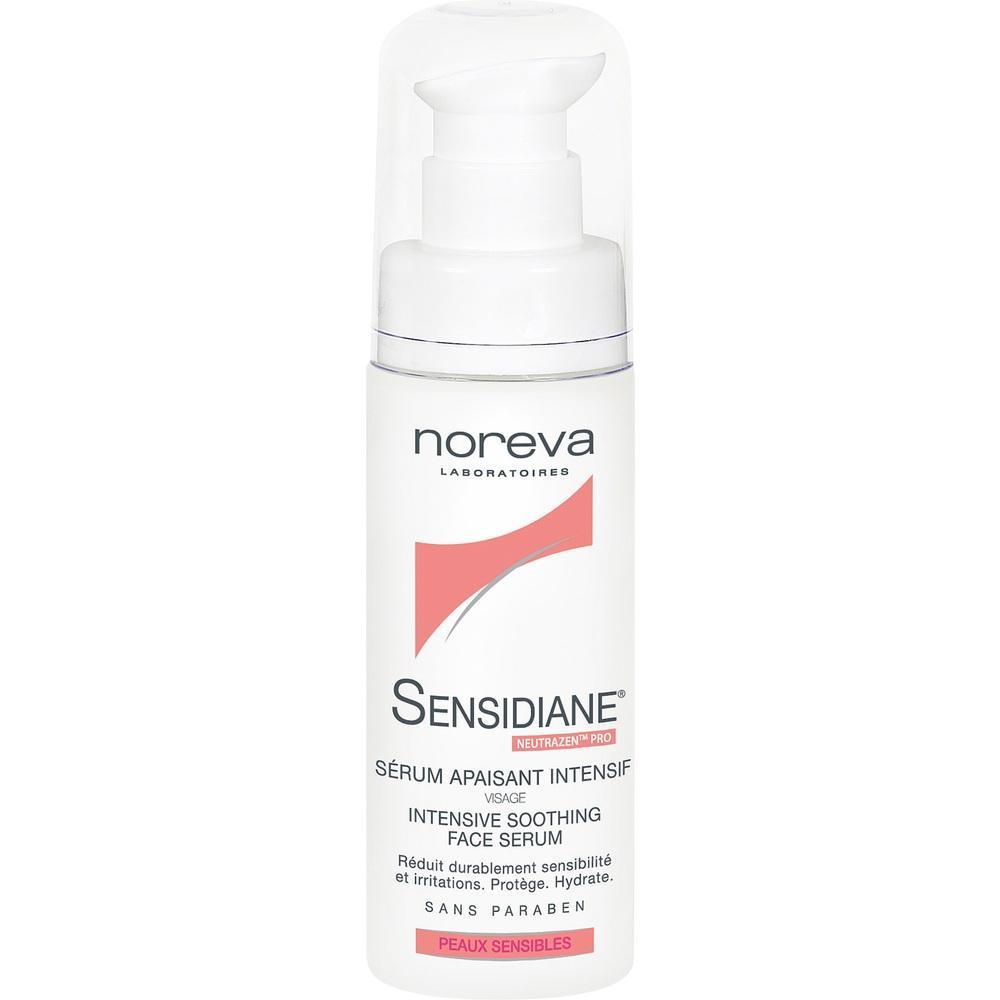 Wei&szlig;e Flasche mit einer Pumpe, die ein Beruhigungsserum f&uuml;r empfindliche Haut enth&auml;lt.