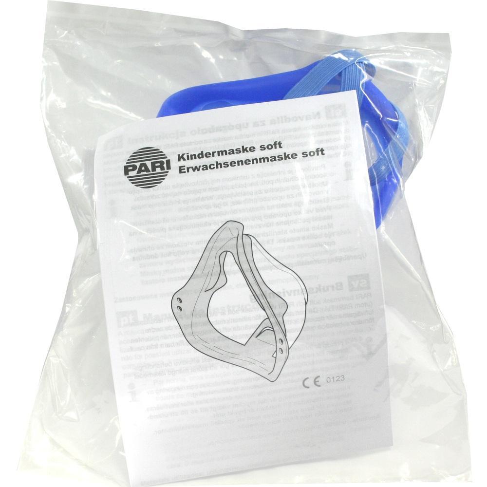 Eine blaue Kindermaske und Erwachsenenmaske in einer transparenten Plastikt&uuml;te.