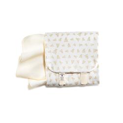 Wei&szlig;e Tasche mit Dreiecken und cremefarbenem Tragegurt.