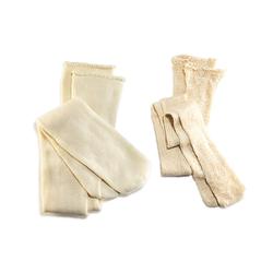 Zwei Paar beige Socken liegen nebeneinander.